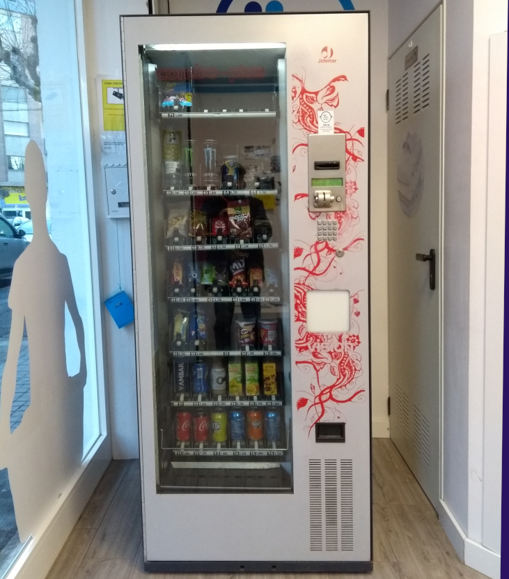 Máquina de snacks y refrescos
